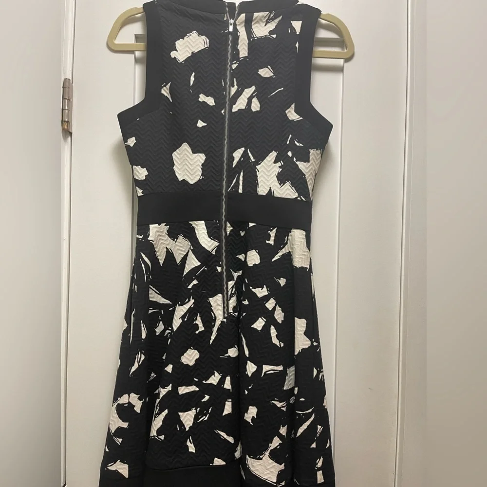 Banana Republic Flared Black and White Dress Size 2 - Picture 2 of 2